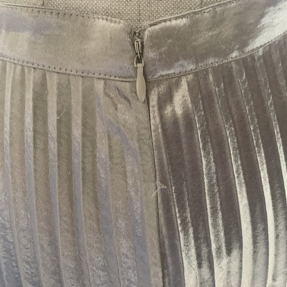 DKNY NWT Gold Satin Pleated Skirt size 8 - Picture 11 of 15